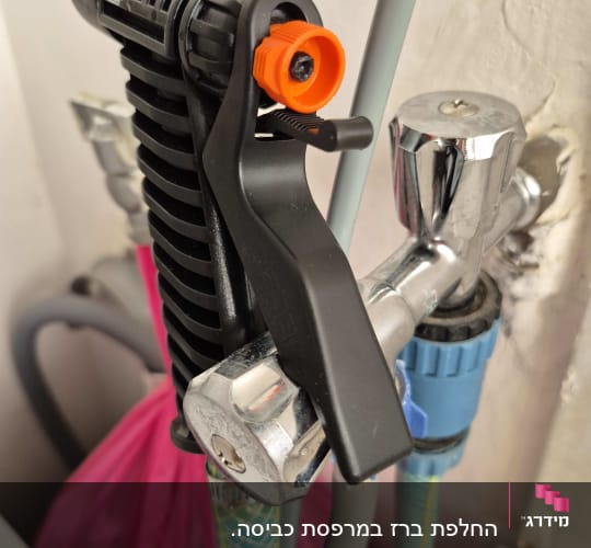 ברז עם צינור ומחבר פלסטיק